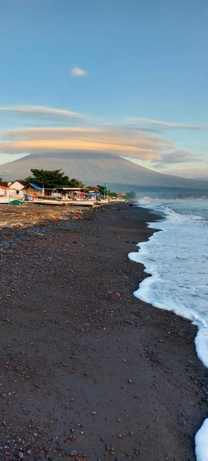 The Shooting Star Homestay Amed Esterno foto