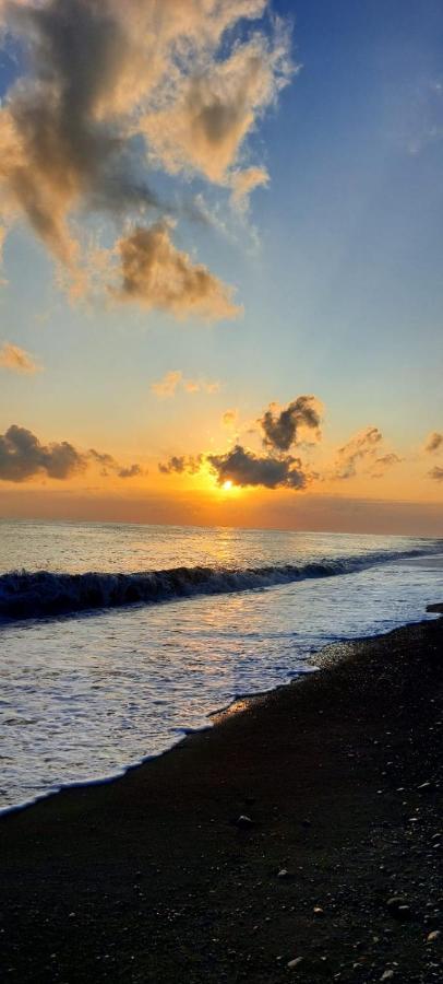 The Shooting Star Homestay Amed Esterno foto